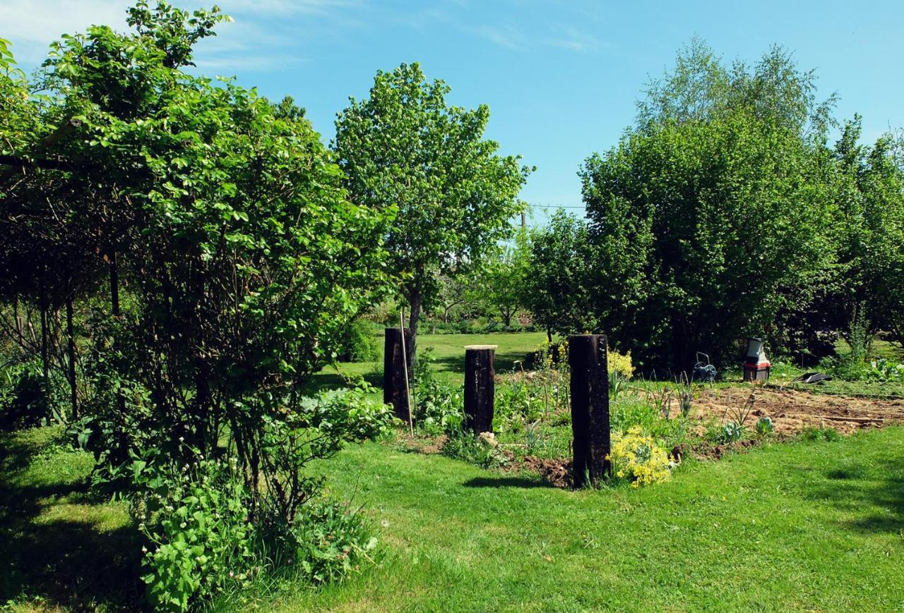 לינה וארוחת בוקר Saint-Julien-de-Civry Le The Au Jardin מראה חיצוני תמונה